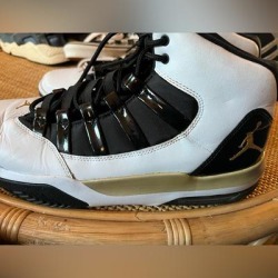 Nike Shoes | * Nike Jordan Max Aura **Size 10 White Gold | Color: Gold/White | Size: 10
